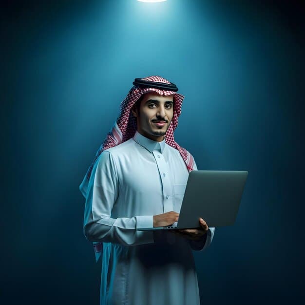 مطور يعمل على الحاسوب في مكتب حديث